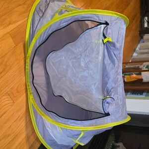 Children's Pop-Up Mosquito Net Tent with Neon Yellow Accents